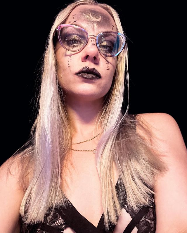 I can be a sweet dream or a beautiful nightmare…
#halloweenmakeup #halloweenmakeup #enchantressmakeuplook
